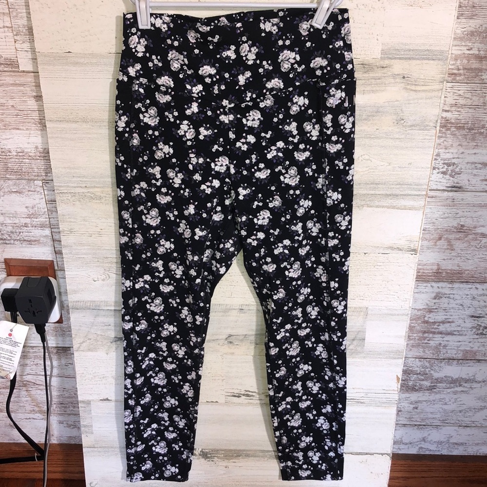 PINK Victoria’s Secret ultimate floral purple and white leggings size medium​​